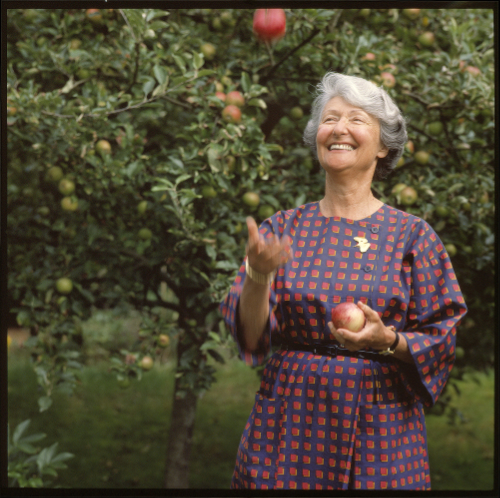 Cornelia Oberlander juggling apples